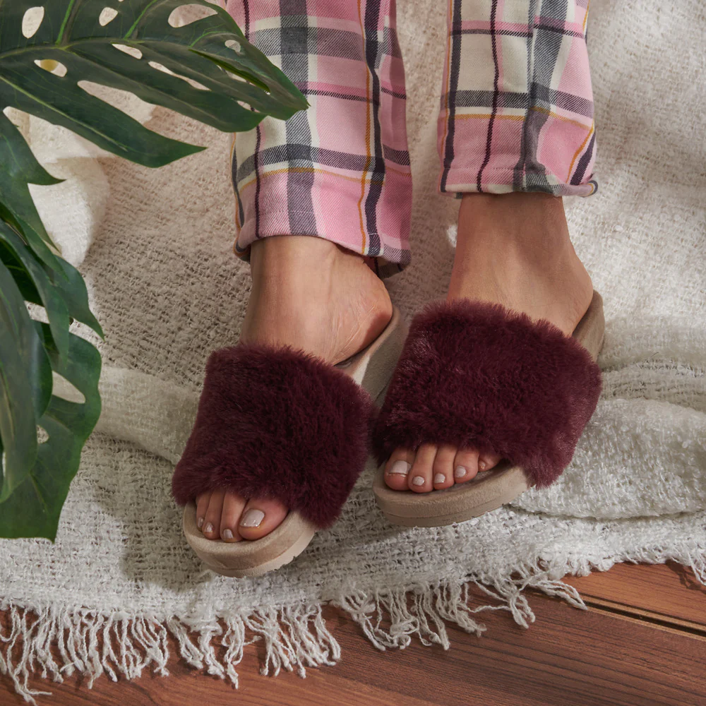 Snuggs Fuzzy Slipper Dark Red - Image 5