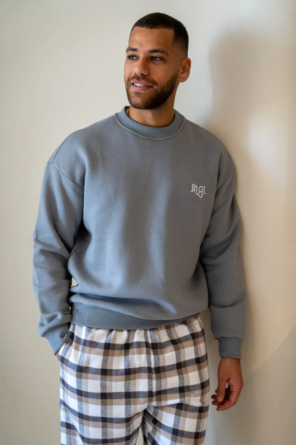 Men Winter Pajama Set Dark Grey sweatshirt + Dark Grey X Light Grey X White Checkered Pants - Image 2