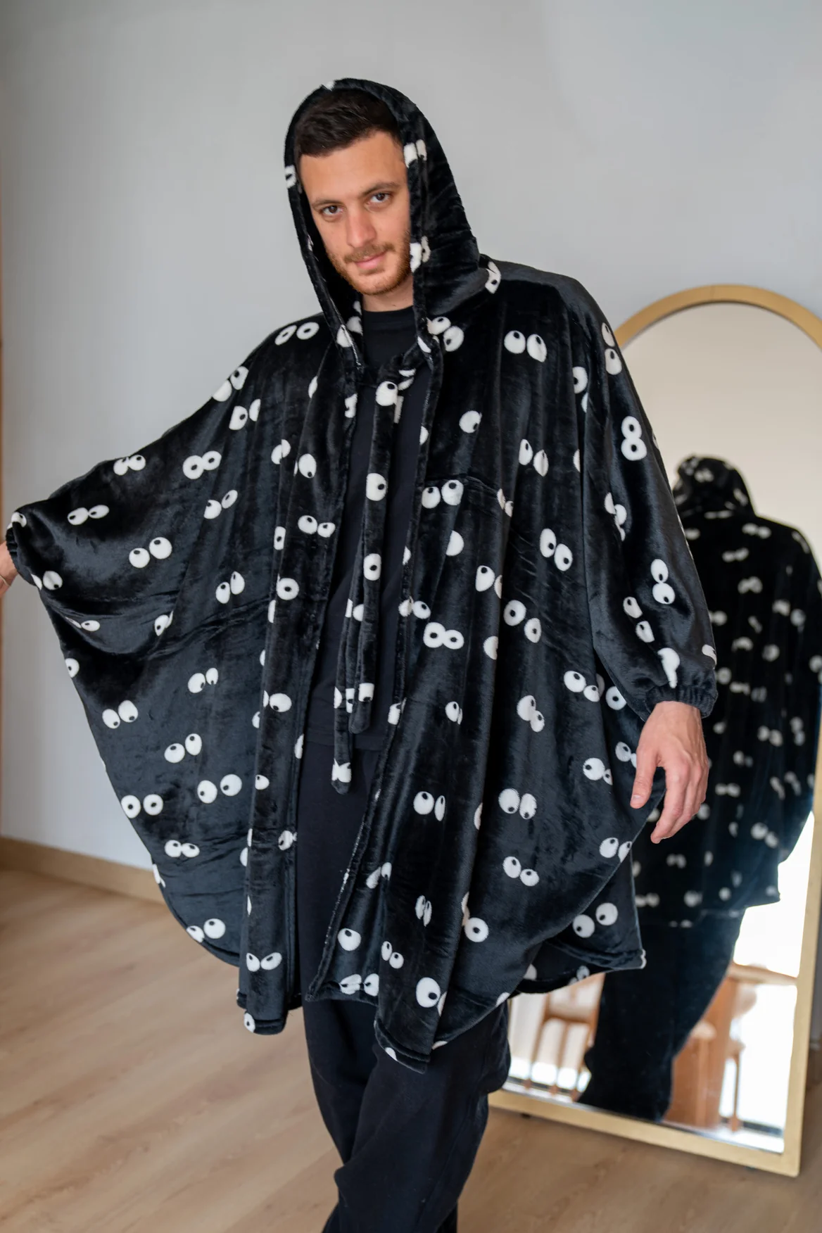 Snuggs The Cloak Blanket Black Eyes - Image 2
