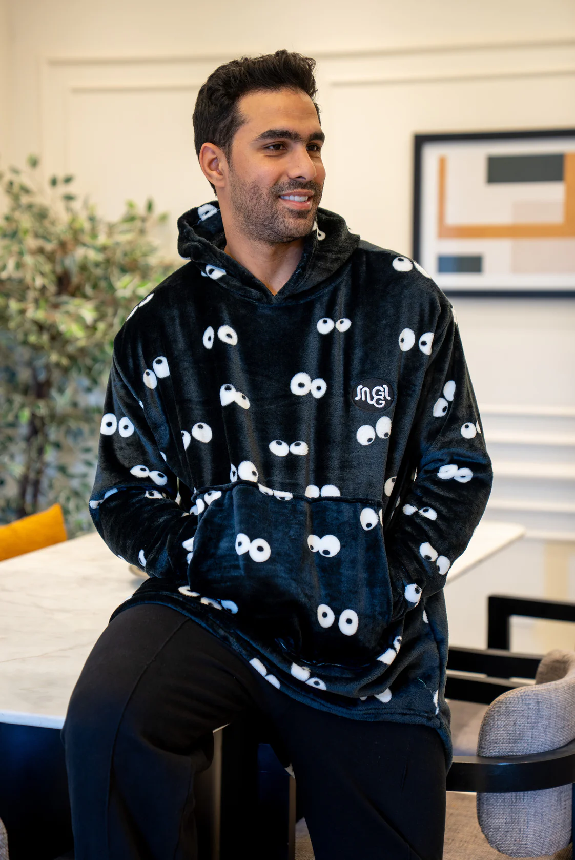 Snuggs Blanket Hoodie Black Eyes - Image 3