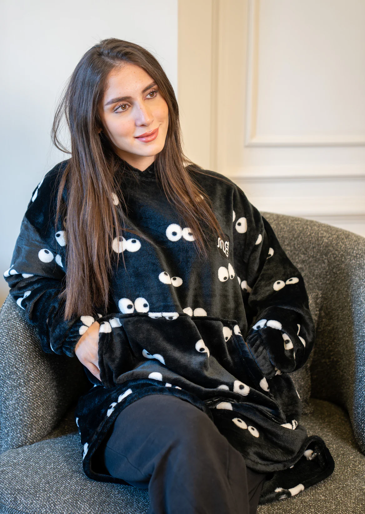 Snuggs Blanket Hoodie Black Eyes - Image 4