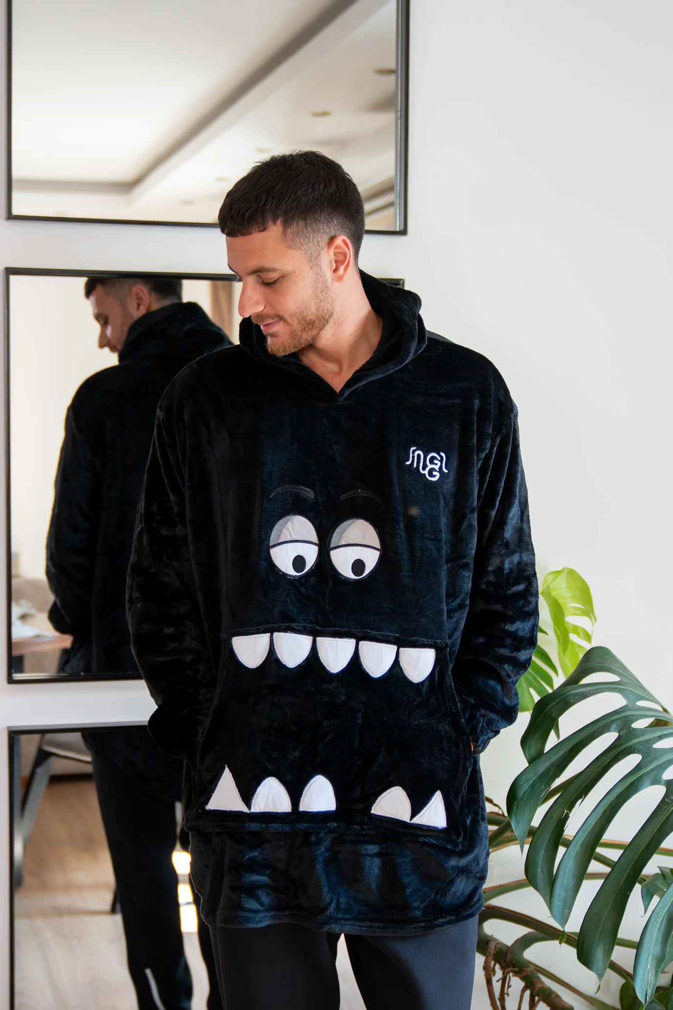 Snuggs Blanket Hoodie Black Monster - Image 2