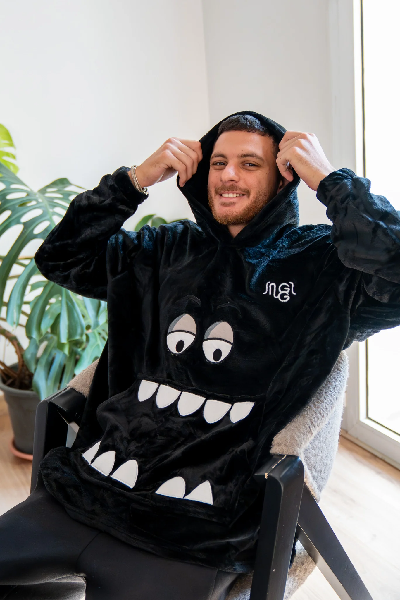 Snuggs Blanket Hoodie Black Monster - Image 3