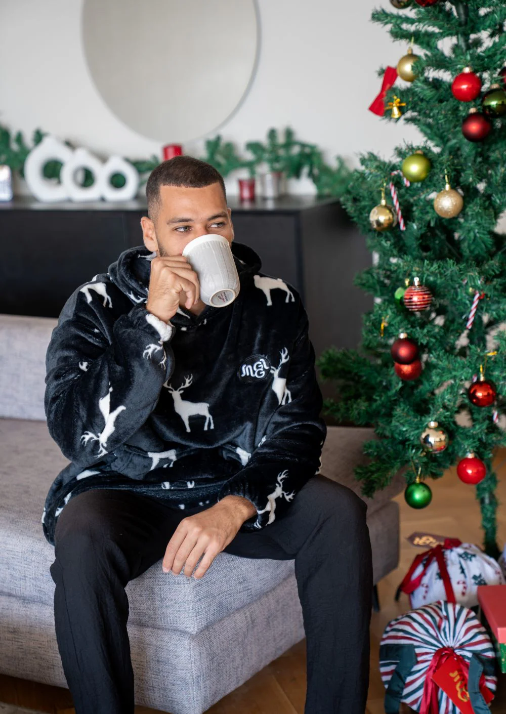 Snuggs Blanket Hoodie Christmas Black Reindeer - Image 2