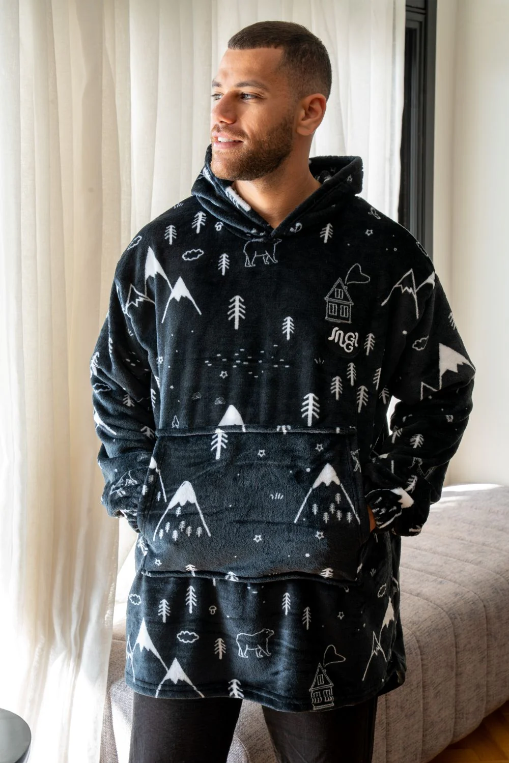 Snuggs Blanket Hoodie Snow Mountains Black - Image 2