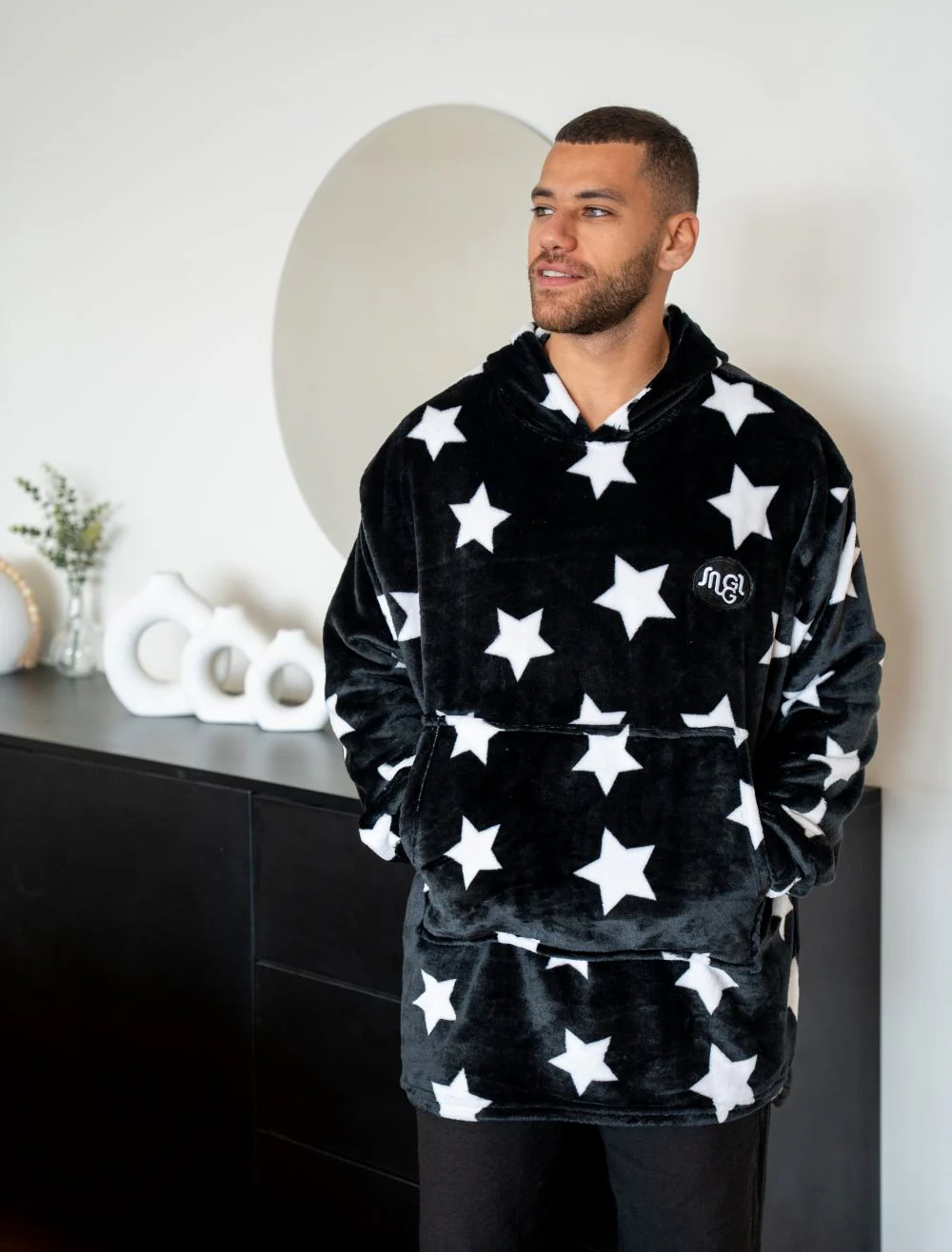Snuggs Blanket Hoodie Stars Black - Image 2