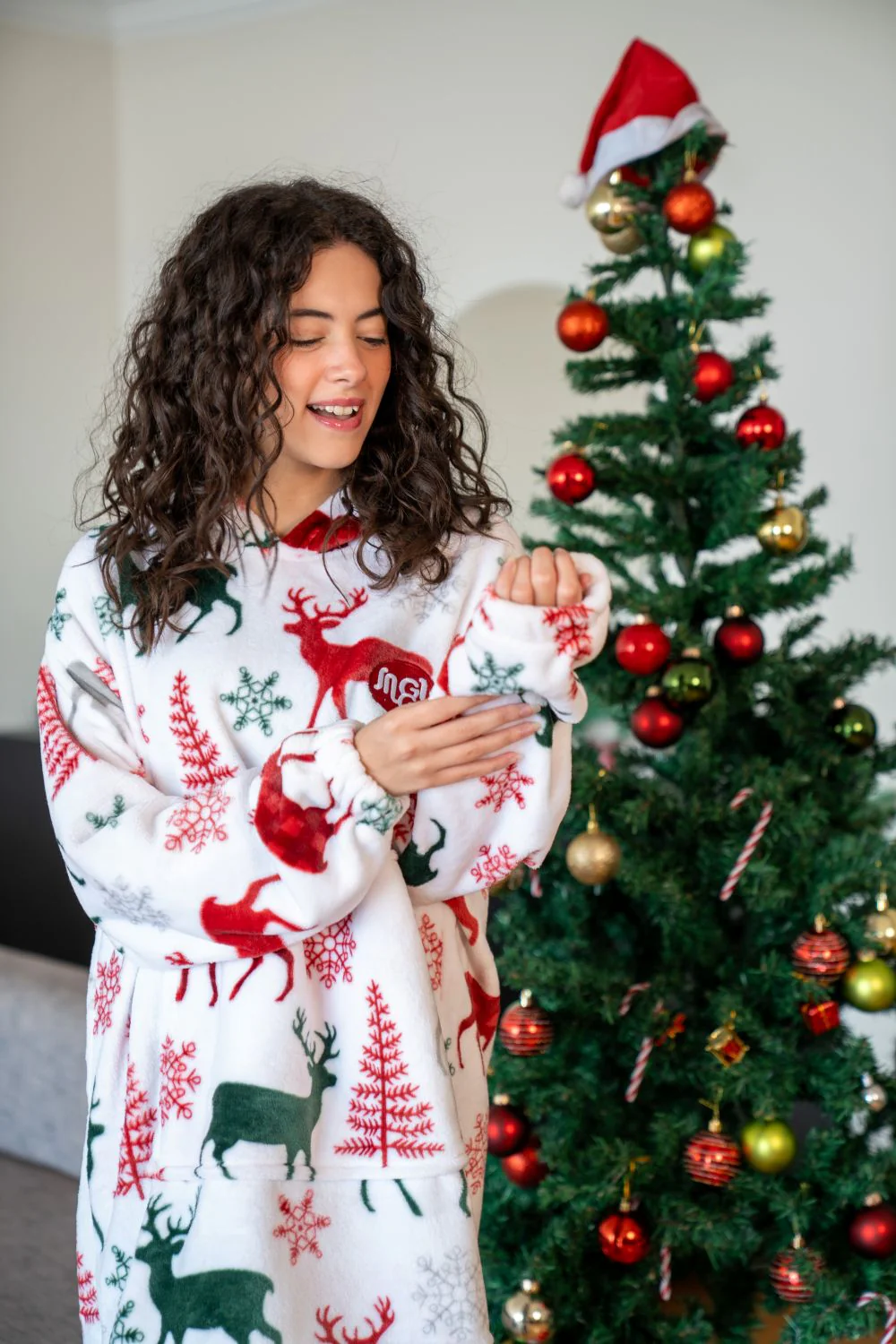 Snuggs Blanket Hoodie White Reindeer - Image 4