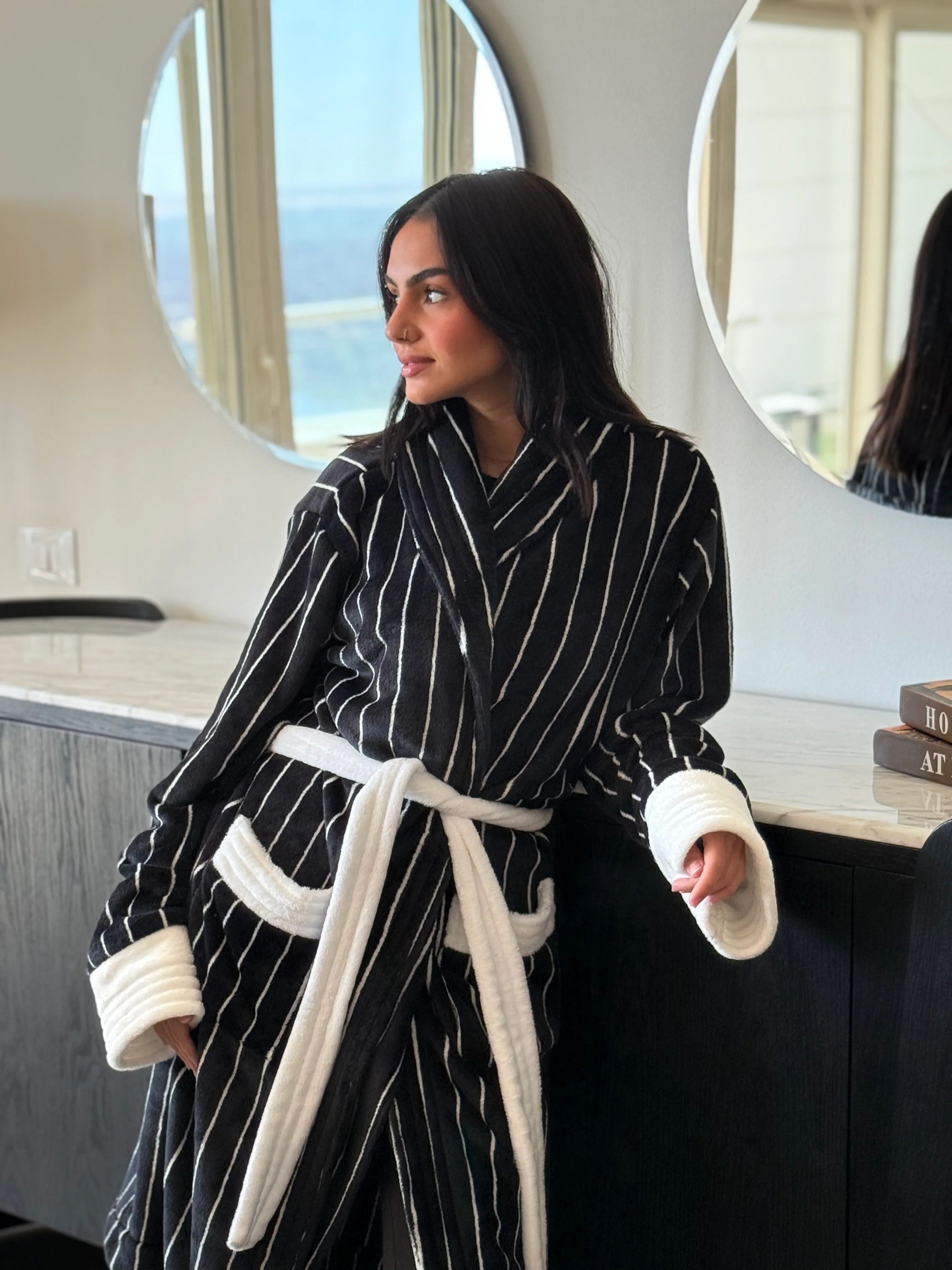Snuggs Blanket Robe Black Stripes X White - Image 2