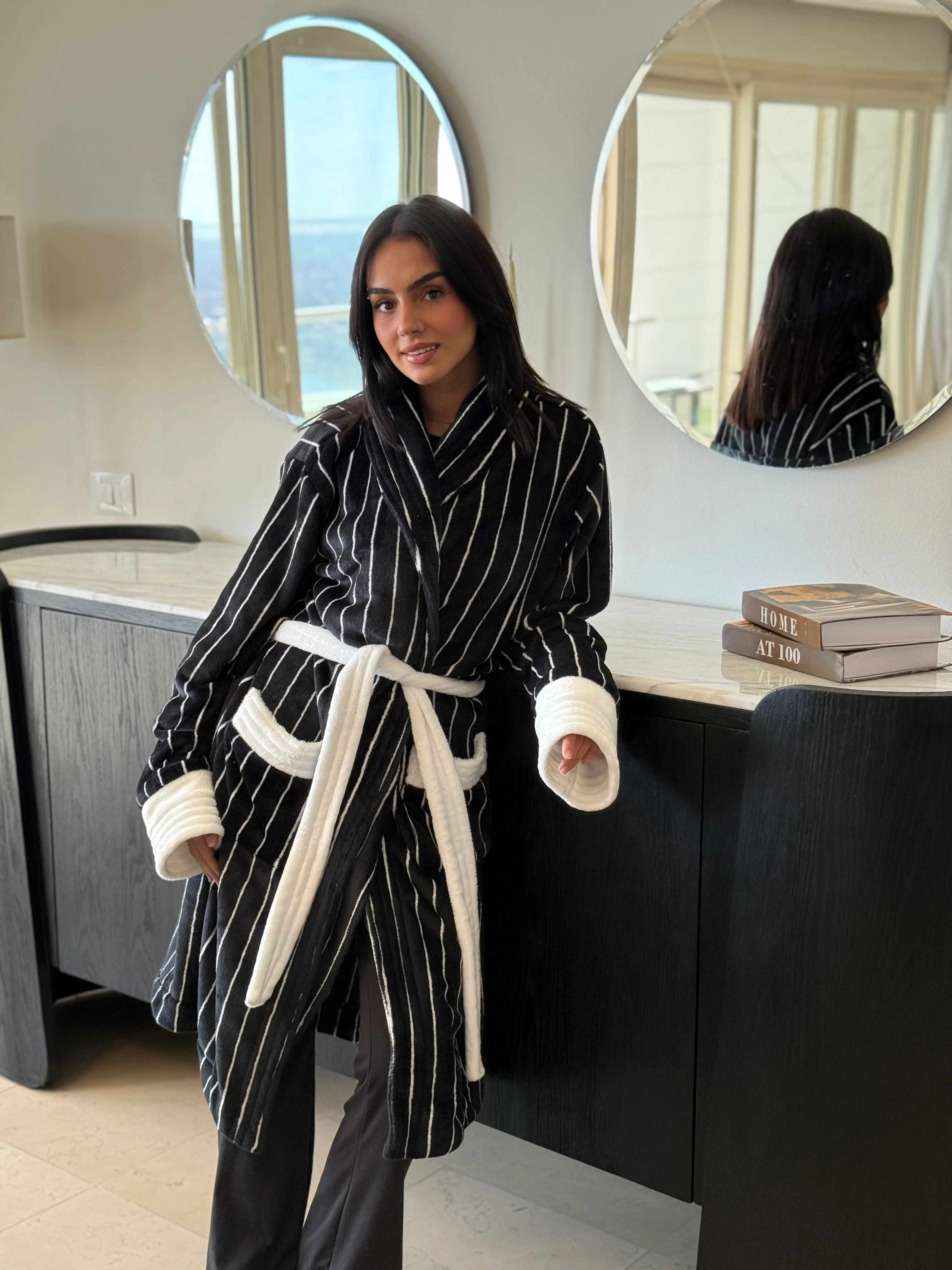 Snuggs Blanket Robe Black Stripes X White - Image 4