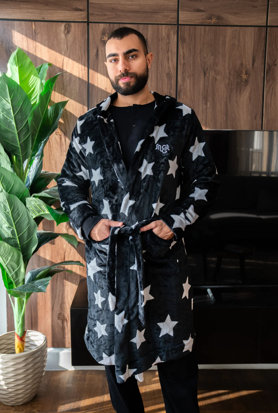 Snuggs Blanket Robe Stars Black - Image 3