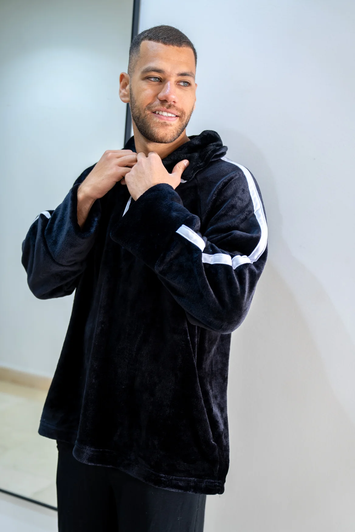 Snuggs Blanket Sweatshirt Black - Image 2