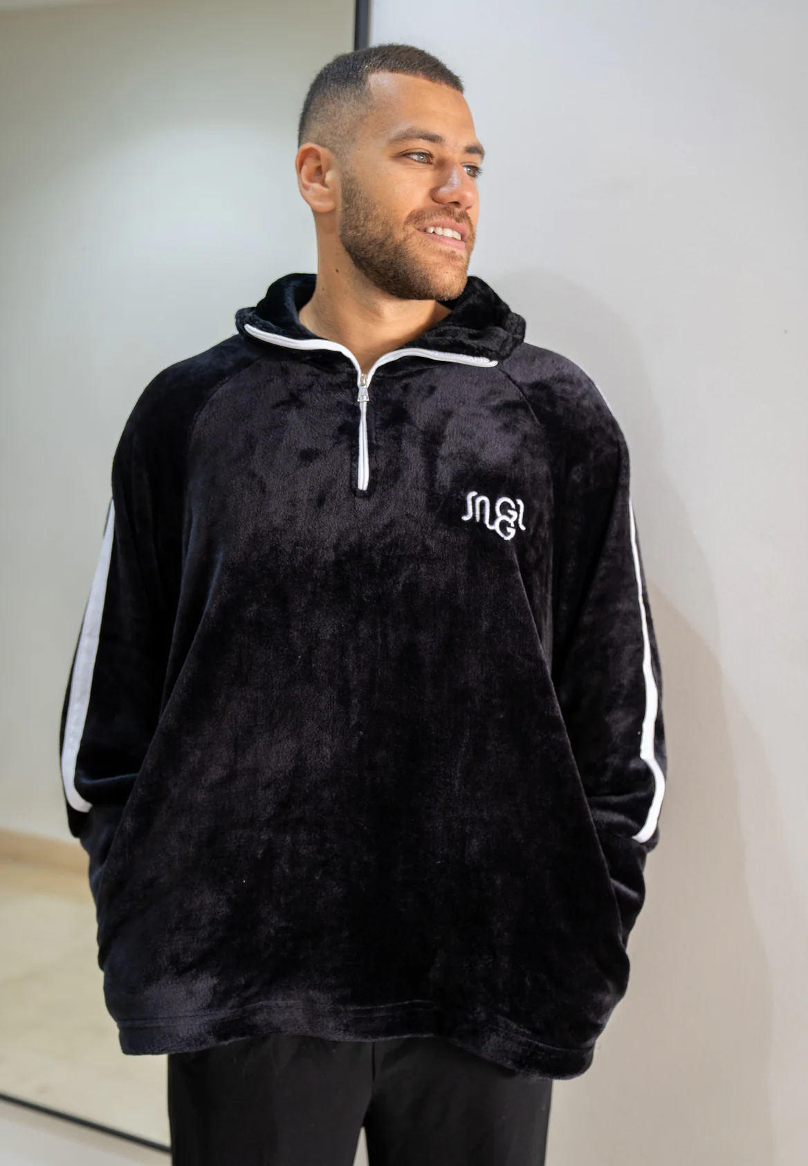 Snuggs Blanket Sweatshirt Black - Image 3