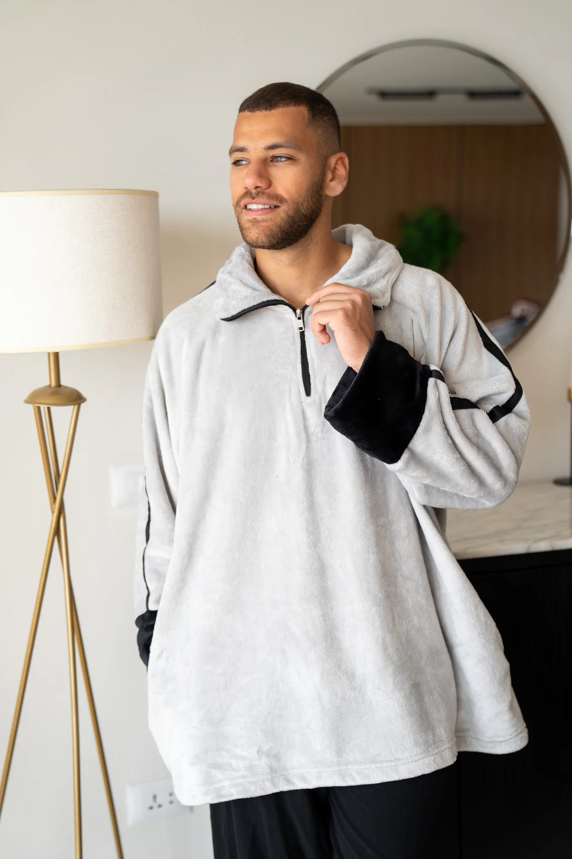 Snuggs Blanket Sweatshirt Light Grey x Black - Image 2
