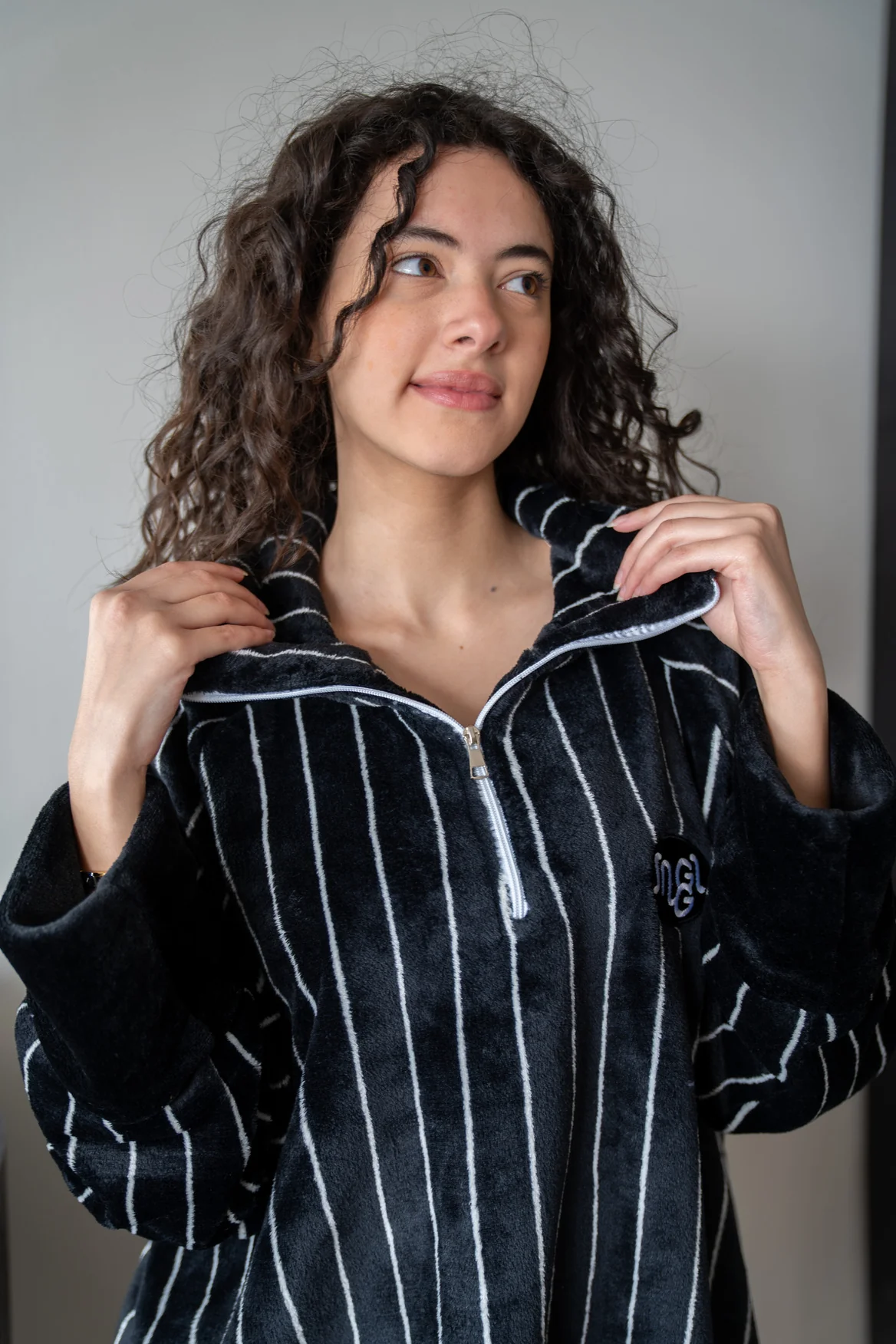 Snuggs Blanket Sweatshirt Stripes Black - Image 2
