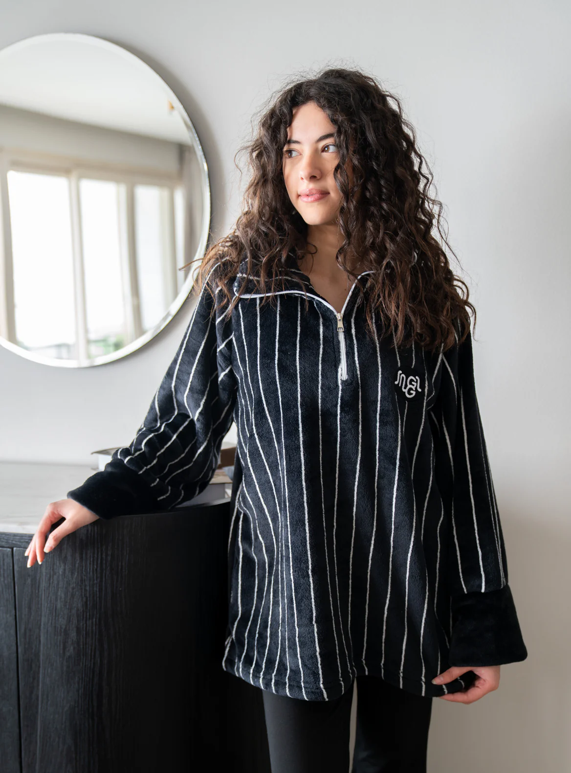 Snuggs Blanket Sweatshirt Stripes Black - Image 3