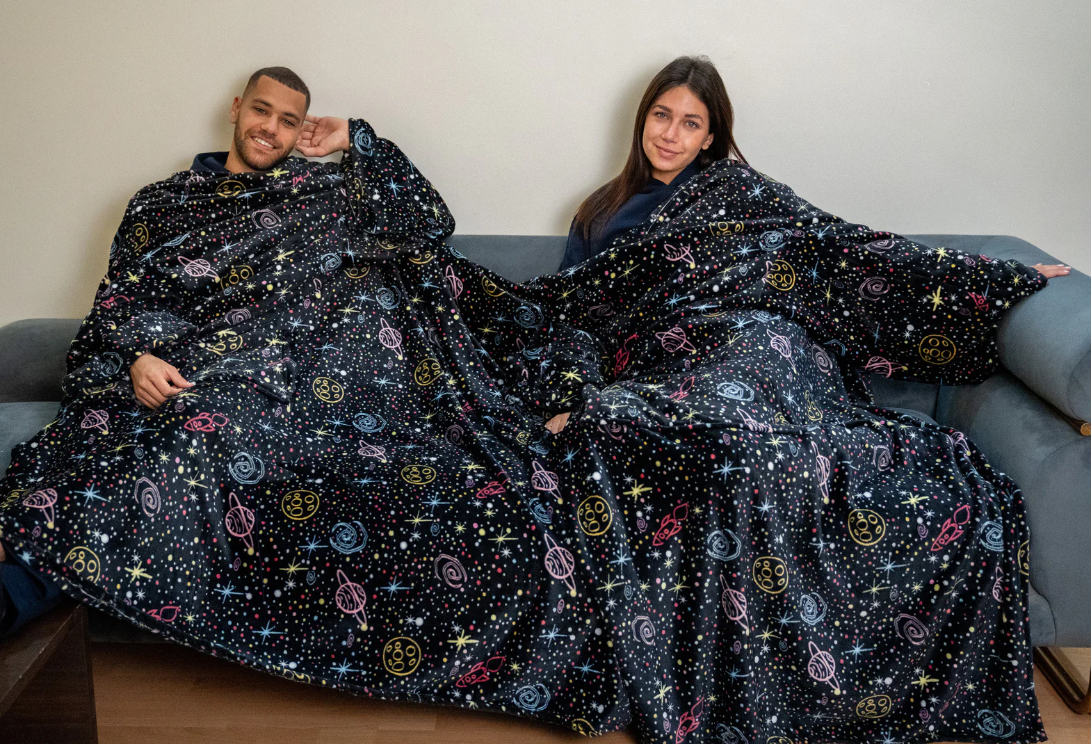 Snuggs Couple blanket with sleeves Black Space - Image 2