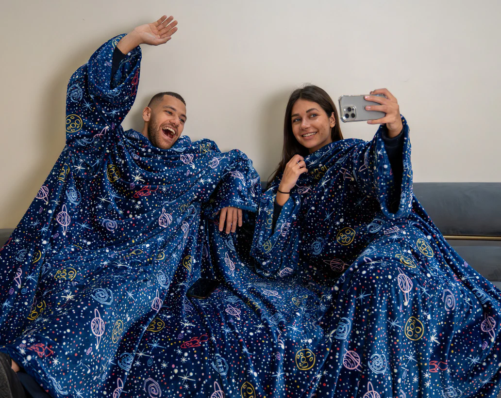 Snuggs Couple blanket with sleeves Dark Blue Space - Image 2