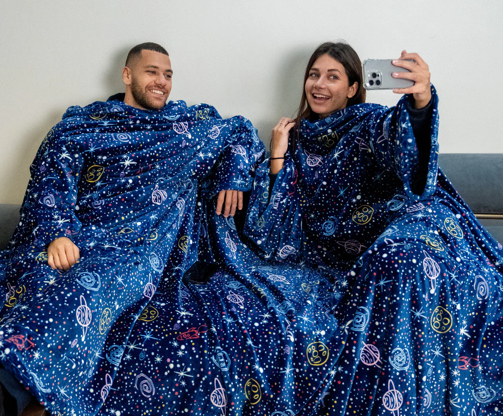 Snuggs Couple blanket with sleeves Dark Blue Space - Image 3