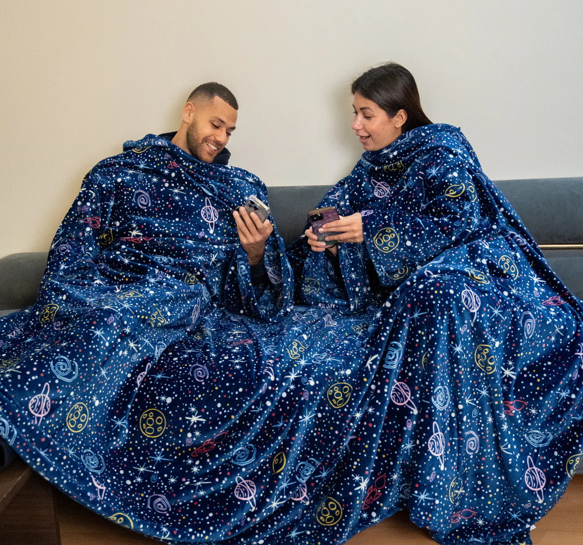 Snuggs Couple blanket with sleeves Dark Blue Space - Image 4
