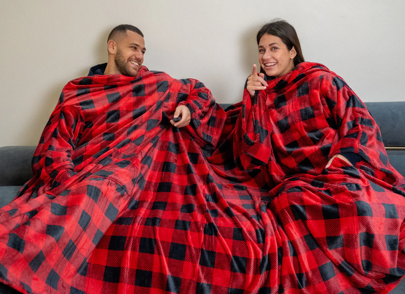 Snuggs Couple blanket with sleeves Red Checkered - Image 2
