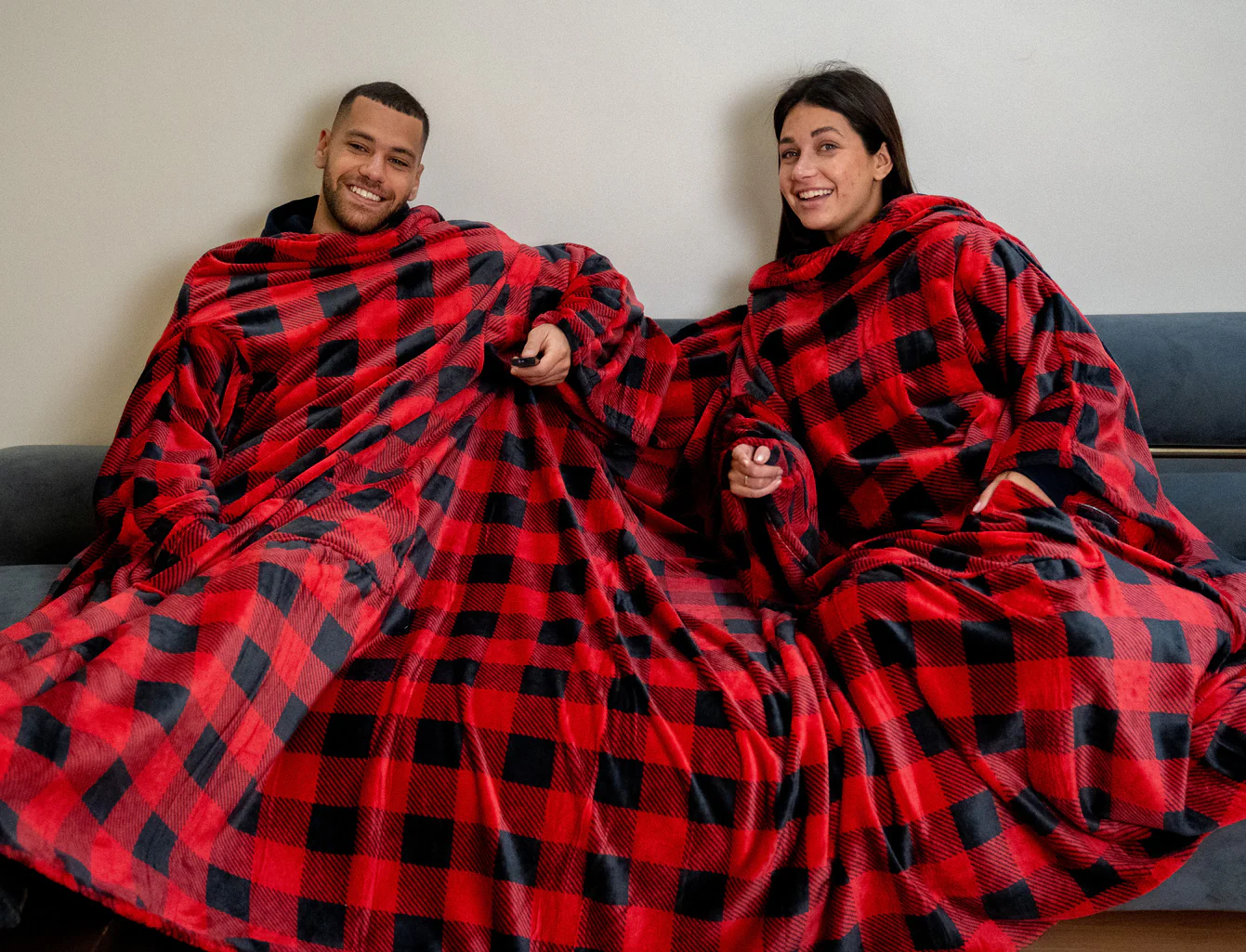 Snuggs Couple blanket with sleeves Red Checkered - Image 3