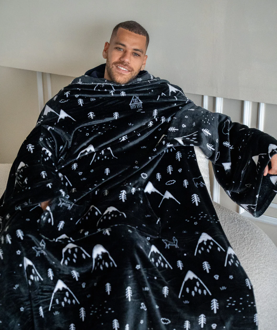 Snuggs blanket with sleeves Snow Mountains Black - Image 2