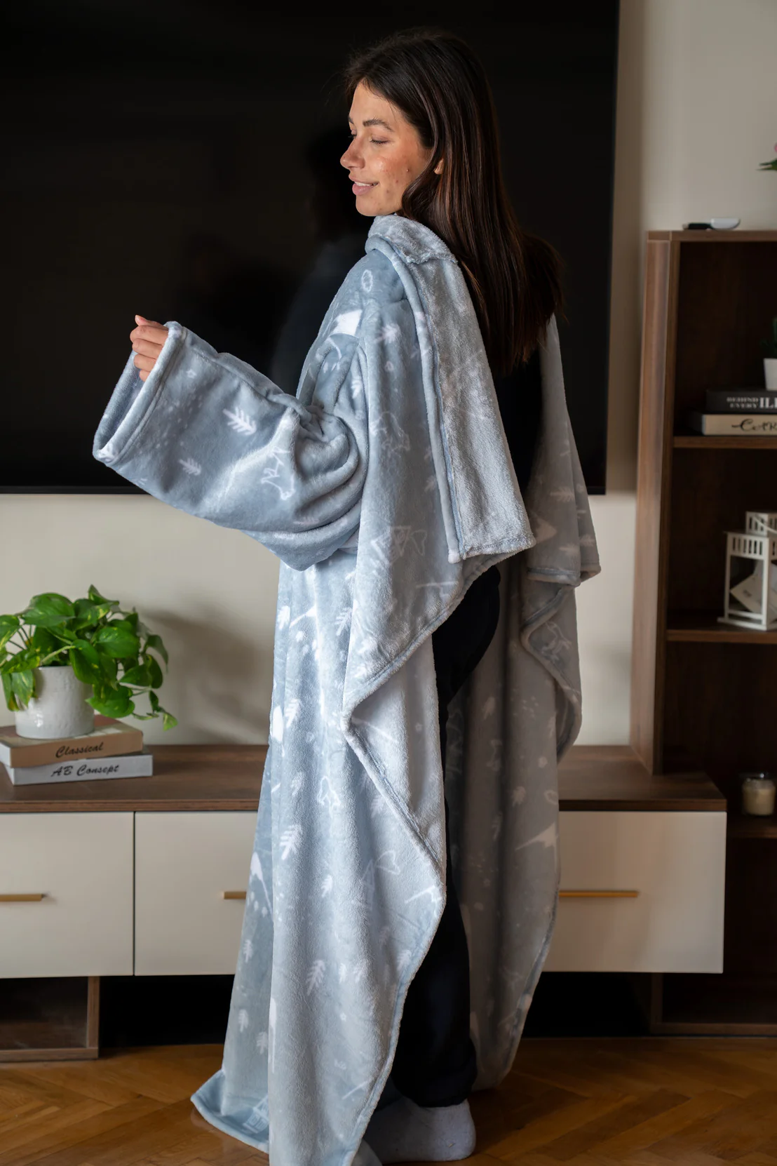 Snuggs blanket with sleeves Snow Mountains Light Blue - Image 2