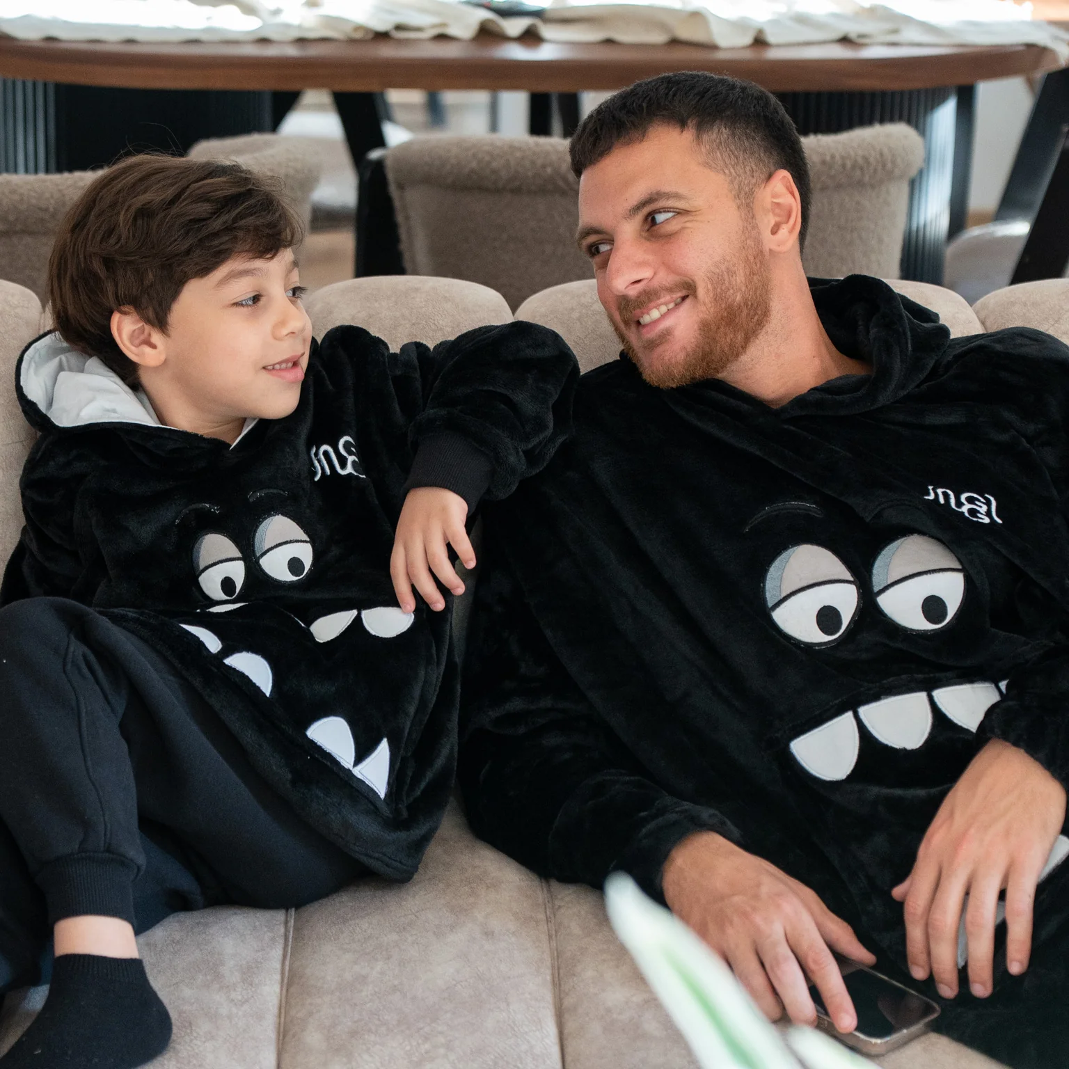 Snuggs Kids Blanket Hoodie Black Monster - Image 2