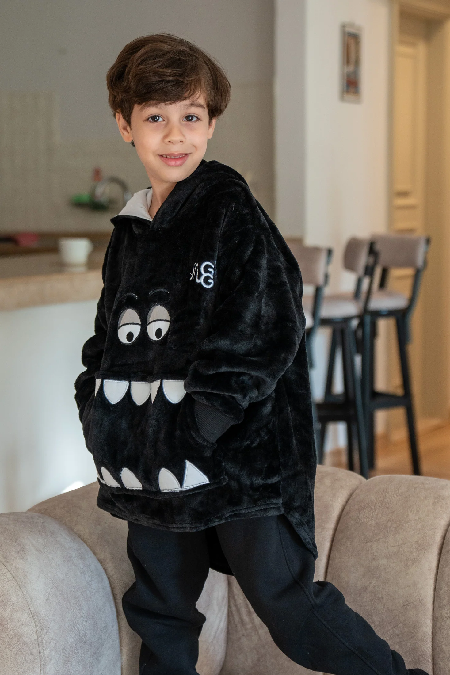 Snuggs Kids Blanket Hoodie Black Monster - Image 3
