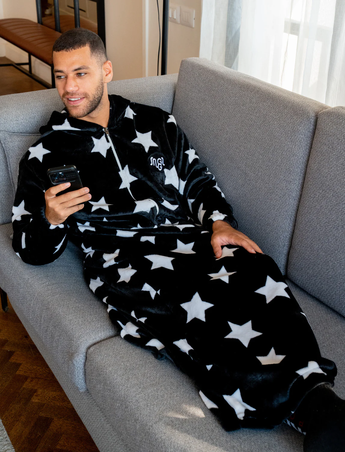 Snuggs Wearable Blanket Monk Black Stars - Image 2