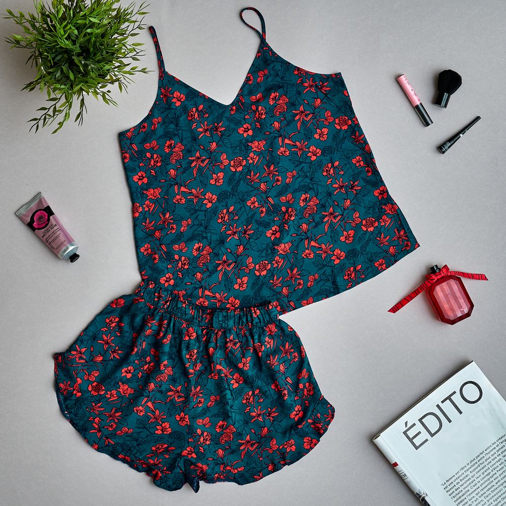 Women summer pajama set Red flowered top + ruffles shorts - Image 2
